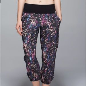 RARE! Lululemon Floral Background Om Pant size 4